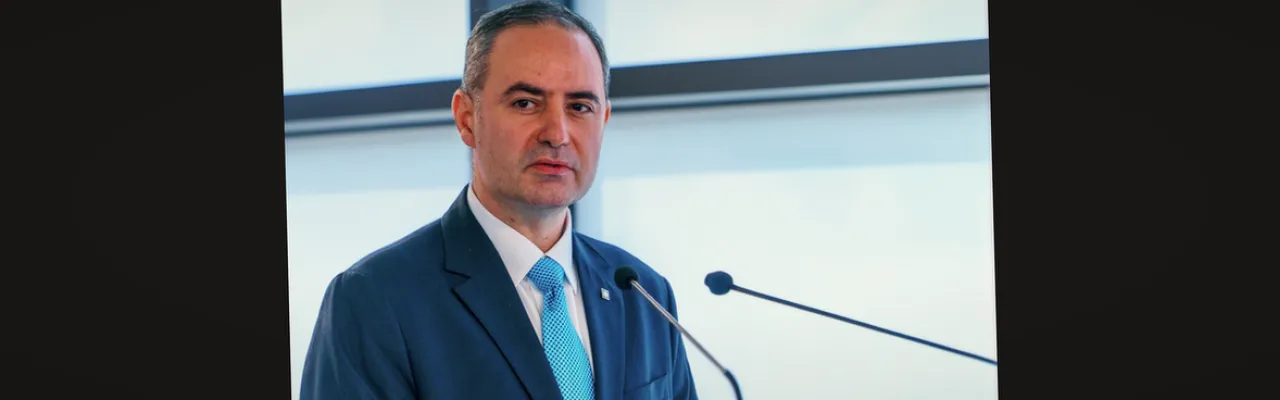 Deficitul scade, dobânzile cresc: statul plătește în plus pe datorie de peste două ori cât economisește la salarii